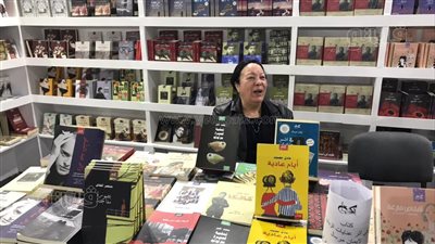 معرض الكتاب، فاطمة قنديل توقع أقفاص فارغة وتلتقط صورا تذكارية مع الجمهور (فيديو)
