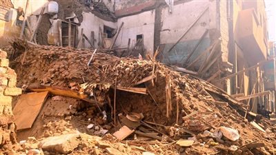 انهيار منزل من 3 طوابق في أسيوط، والعناية الإلهية تنقذ 6 أشخاص من تحت الأنقاض