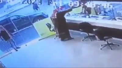 شاهد، محاولة سطو غبية لمحل صرافة بالأردن، غبي منه فيه 2023