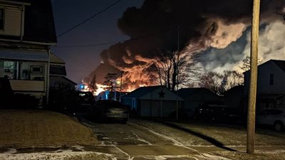 حريق هائل بأوهايو الأمريكية إثر خروج قطار عن القضبان (فيديو وصور)