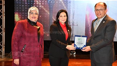 رئيس جامعة حلوان يشيد بدور المرأة ويصفها بالمجتمع كله