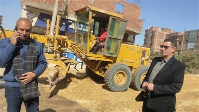 رئيس مركز إهناسيا ببني سويف يشرف على أعمال رصف الشوارع 