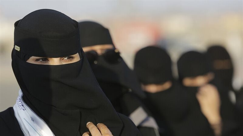 صورة لعدد من النساء،