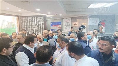 سيدة تستغيث بوزير الصحة خلال جولته بالشرقية لإنقاذ طفلها (فيديو)