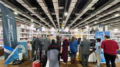 إقبال المواطنين على إصدارات مكتبة الإسكندرية بمعرض الكتاب (صور)