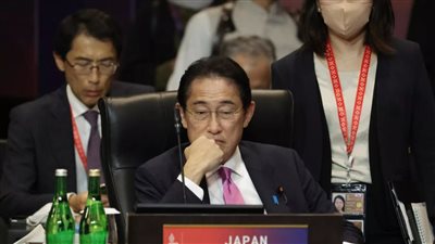 رئيس الوزراء الياباني يفكر في إقالة أحد معاونيه بسبب معاداة المثليين