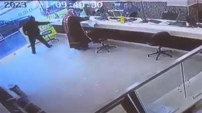 محاولة سطو على محل صرافة بسلاح بلاستيكي