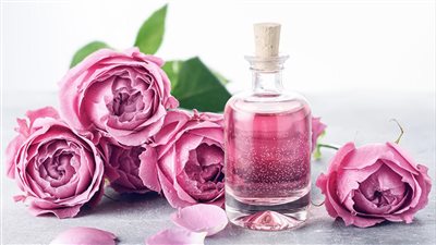 فوائد ماء الورد للبشرة، مزيل للمكياج وغسول وتونر صحي