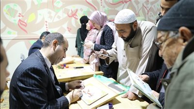 ركن الخط العربي بجناح الأزهر في معرض الكتاب، يد تكتب والأخرى ترسم البسمة للزوار 