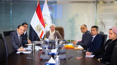 وزيرة البيئة تستعرض مشروعات برنامج التحكم في التلوث الصناعي