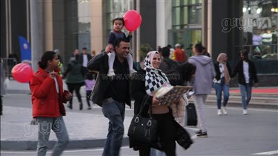 أنا ابن أبويا، أجمل لقطات للأبناء مع آبائهم في معرض الكتاب (صور)