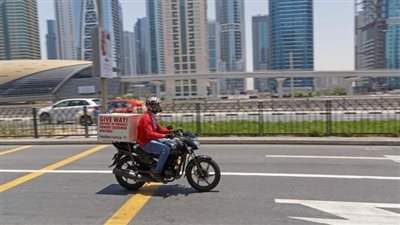 شاب يطلب أكثر من 100 وجبة على عنوان وهمي (فيديو) 