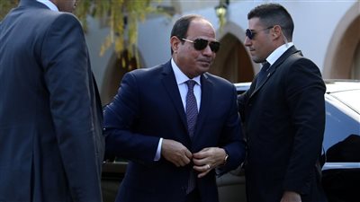 الرئيس السيسي يقدم العزاء لأسرة شريف إسماعيل