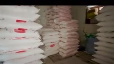 حملات تموينية بالأسواق تحرر 1298 قضية متنوعة.. ضبط 100 طن سلع غذائية مخالفة.. ومصادرة 3 أطنان جمبري فاسد 