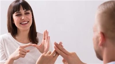 مترجم لغة الإشارة: الثقافة الطبية عن ضعاف السمع مليئة بالخرافات 