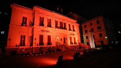 الصحة: إنارة ديوان عام الوزارة باللون البرتقالي احتفالًا باليوم العالمي للسرطان