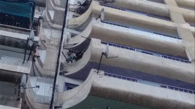 تساقط شرفة عقار وهبوط أرضي بحي المنتزه أول بسبب الأمطار (صور)