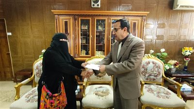محافظ شمال سيناء يقدم إعانة مالية عاجلة لسيدة احترق منزلها بالعريش