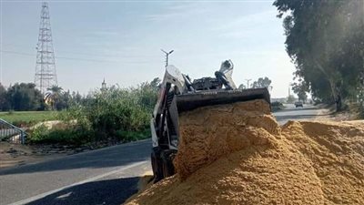 انسكاب حمولة رمال في طريق الإسماعيلية الزقازيق الزراعي (صور) 