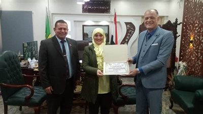 وكيل تعليم الإسماعيلية يكرم مديري المدارس الثانوية بالقصاصين