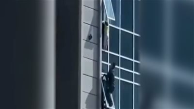 مشهد مرعب للحظة إنقاذ طفلة من السقوط بالطابق الثامن (فيديو)