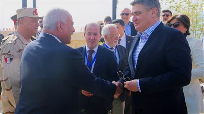 محافظ السويس يستقبل رئيس كرواتيا في أثناء زيارته لمنطقة الشط (صور)