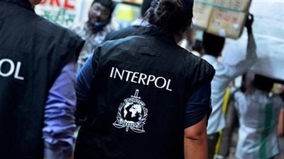 مديرة مدرسة مطلوبة من الشرطة الدولية لسبب غريب 