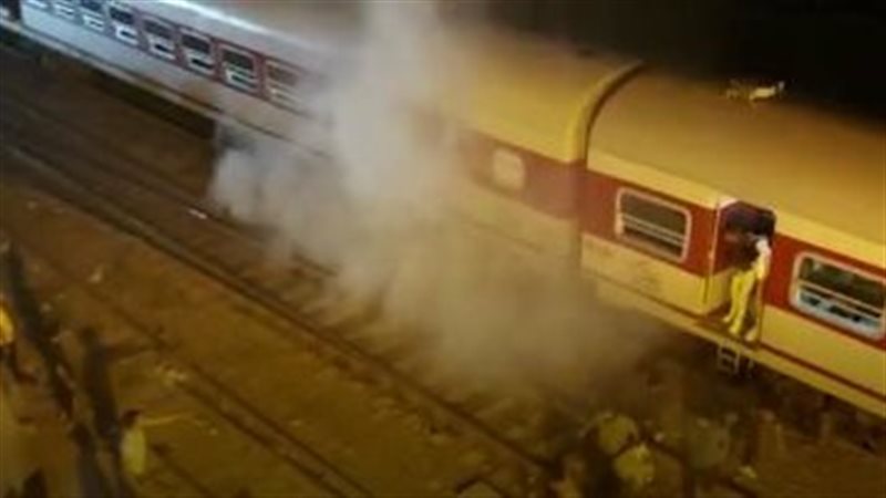 حريق أعلى عربات قطار