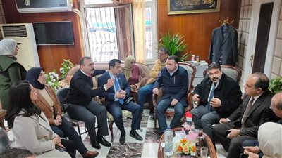 رئيس حي شرق الإسكندرية يناشد التجار عدم رفع الأسعار ويلتقي النواب