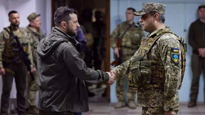 زيلينسكي يزور الخطوط الأمامية للقتال بالقرب من باخموت