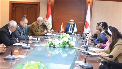 نائب محافظ سوهاج يعقد اجتماعا مع مسئولي المراكز التكنولوجية المتنقلة 