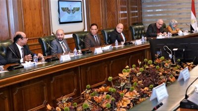 الفريق عباس حلمي يبحث مع ممثلي شركات الطيران تحديات القطاع