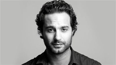 قبل حفل توقيعه غدا، كريم فهمي يروج لأول أعماله الروائية 