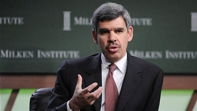 بساطة أكبر اقتصادي مصري دولي، شاهد طقوس محمد العريان فى العمل