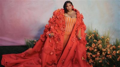 الجرامي، ليزو بإطلالة غريبة علي السجادة الحمراء للحفل (صور)