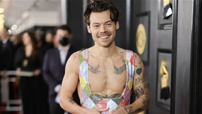 الجرامي، هاري ستايلز بلوك غريب علي السجادة الحمراء للحفل (فيديو وصور)