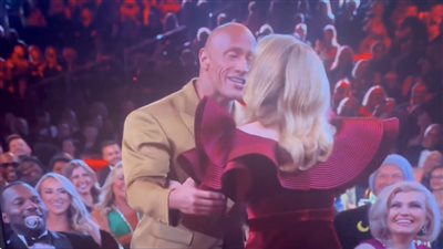 الجرامي، أديل تحقق حلمها بمقابلة ذا روك خلال الحفل (فيديو)