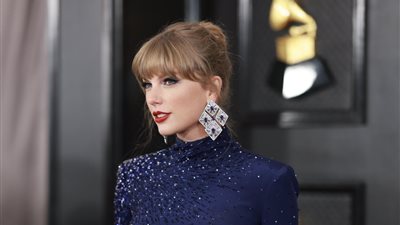 الجرامي، تايلور سويفت ترقص أثناء أداء باد باني (فيديو)