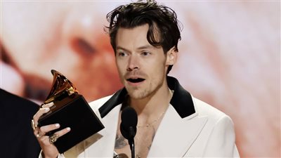 الجرامي، تايلور سويفت تحيي حبيبها السابق هاري ستايلز بعد فوزه (فيديو)