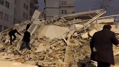 مقتل 10 أشخاص وانهيار 51 منزل فى تركيا، حصيلة أولية للزلزال