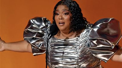 الجرامي، ليزو تقوز بجائزة سجل العام وتشكر بيونسيه في خطابها (فيديو وصور)