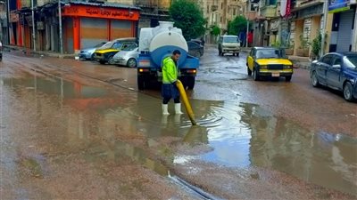 انتشار سيارات الصرف الصحي في شوارع الإسكندرية لكسح مياه الأمطار (صور)