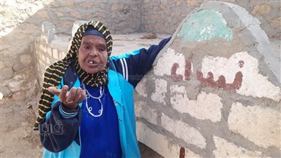 مسنة تعيش بجوار قبر أبنائها منذ 33 عاما وتؤكد: بشوف ولادي وبتكلم معاهم.. والجن ما قدرش يخليني أسيب مكاني (فيديو)