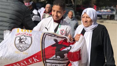 أكبر مشجعي الزمالك تساند الأبيض أمام فاركو بالدوري المصري (فيديو وصور)