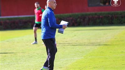 حسام حسن يلقي محاضرة فيديو للاعبي المصري البورسعيدي قبل مواجهة سموحة