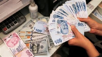 الليرة التركية تتراجع إلى مستوى غير مسبوق أمام الدولار