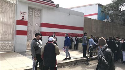 مشجع كفيف يؤازر الزمالك أمام فاركو (فيديو)