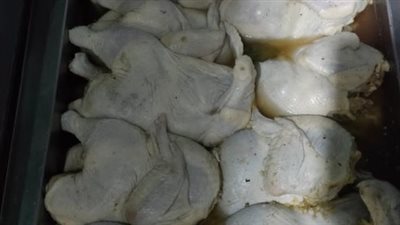 ضبط مطعم وجبات جاهزة بحلوان بداخله دواجن وشاورما فاسدة (صور)