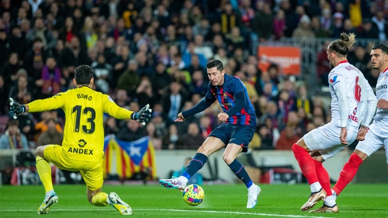 برشلونة وإشبيلية،