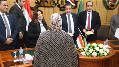 محافظ المنوفية ووزيرة الهجرة يسلمان مساعدات للأسر الأولى بالرعاية (صور)